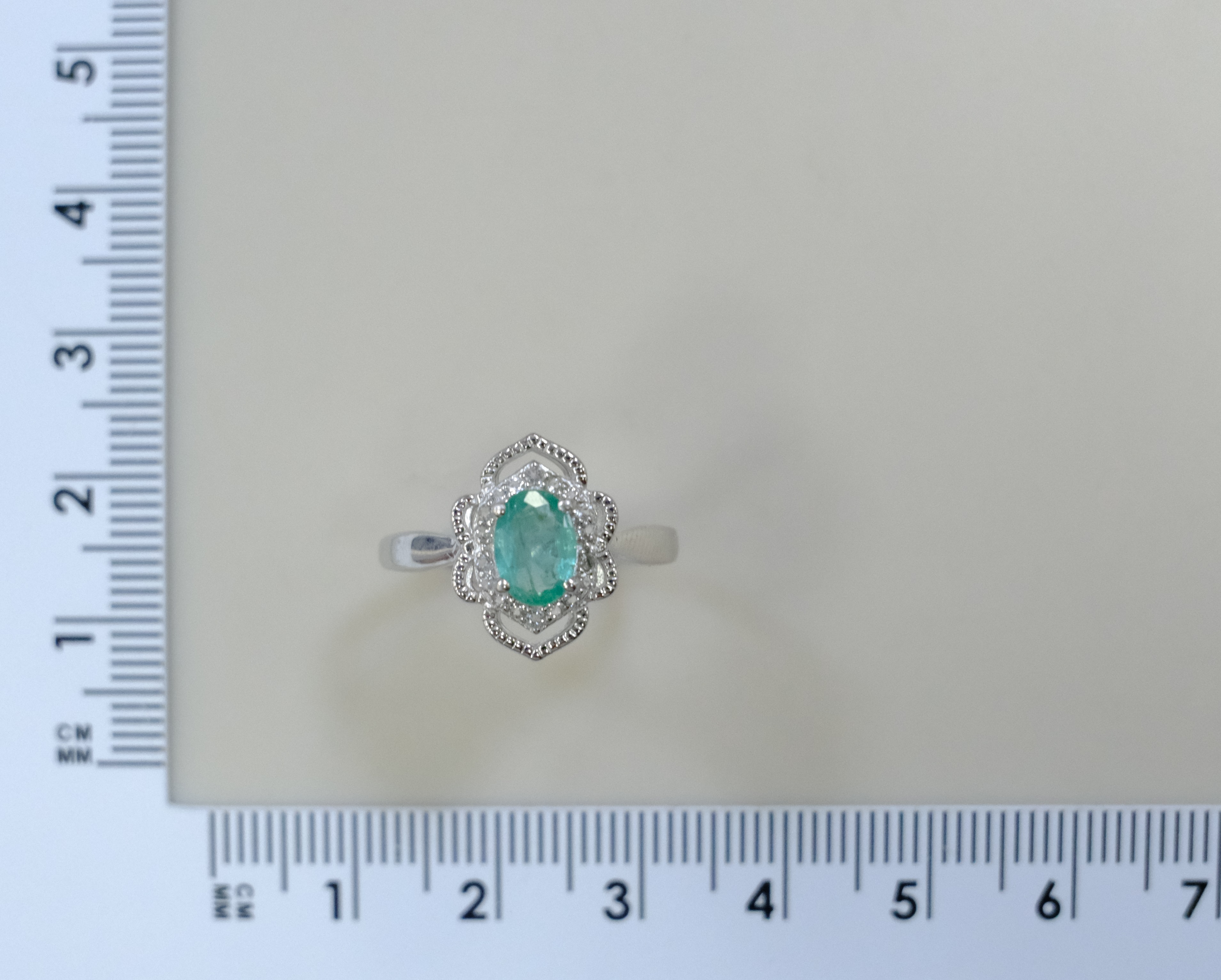 Серебряное кольцо с изумрудом